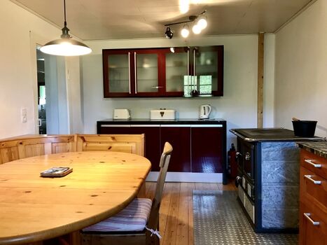 Küche im 1.OG mit der typischen Eckbank und Holzheizherd