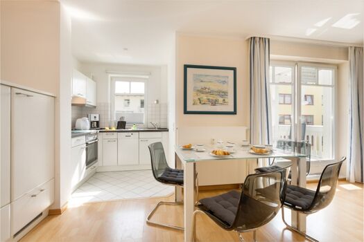 Blick vom Essplatz zur Küchenzeile.