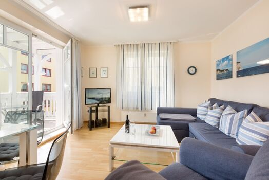 Das Wohnzimmer mit Austritt zum Balkon.