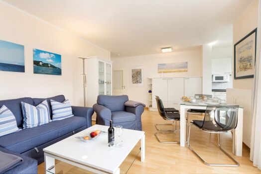 Auf der Couch kann für 1-2 Pers. aufgebettet werden