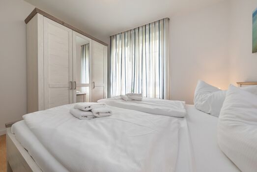 ... Doppelbett, Kleiderschrank und Verdunkelungsrollo.