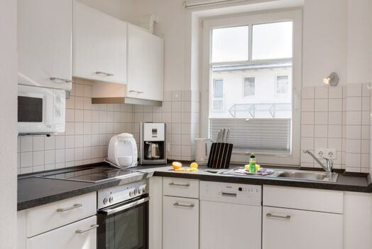 Die Küchenzeile mit Geschirrspüler etc.