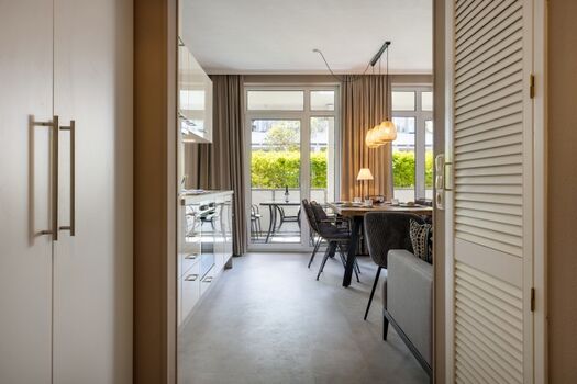 Der Flurbereich mit Blick in das Wohnzimmer.