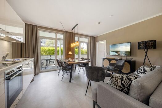 Das Wohnzimmer mit Küchenzeile und TV.