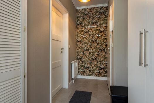 Der Flurbereich mit Garderobe und Tür zum Bad.