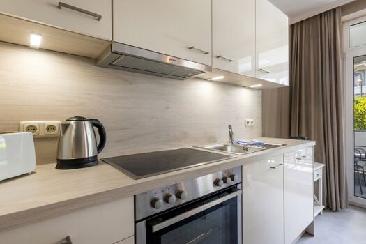 Die Küchenzeile mit Geschirrspüler.