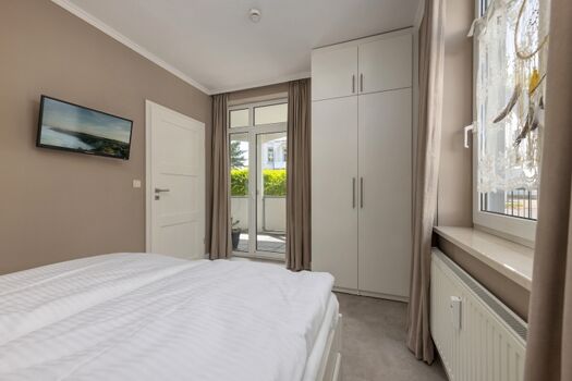 ... TV-Gerät und Kleiderschrank.