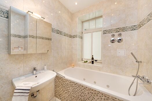 Das schöne Bad mit Dusche, Whirlwanne, Fön und WC.