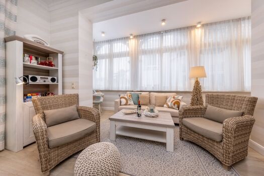 Das lichtdurchflutete Wohnzimmer.