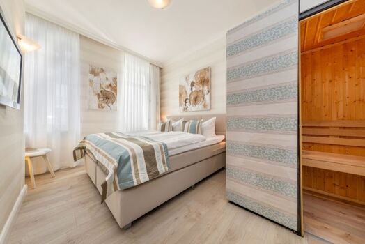 Das größere Schlafzimmer mit Sauna.