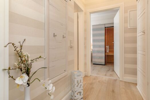 Der Flur mit Garderobe und Blick zur Sauna.