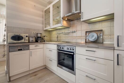 Die Küchenzeile mit Geschirrspüler...