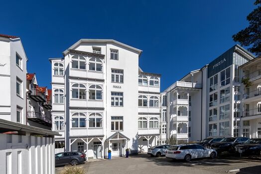 Die Hofseite der Villa Frigga mit den Parkplätzen.