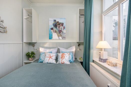 ... mit Doppelbett und TV.