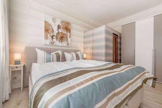 Das größere Schlafzimmer mit Kleiderschrank.