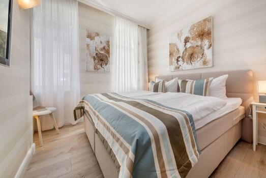 Das größere Schlafzimmer mit TV.