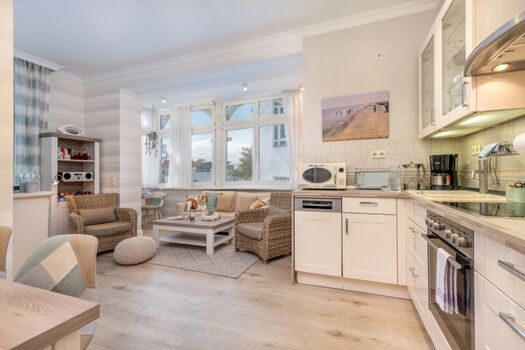 Wohnzimmer mit Küchenzeile.