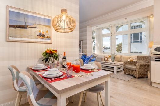 Wohnzimmer mit Essbereich.