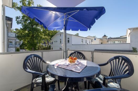 Der möblierte Westbalkon.