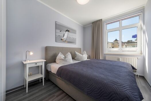 Das Schlafzimmer mit großem Doppelbett ...