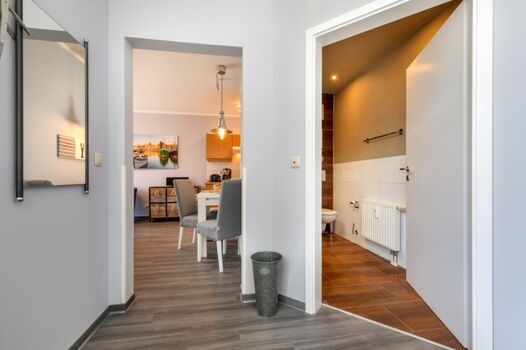 Der Flur mit Blick ins Bad.