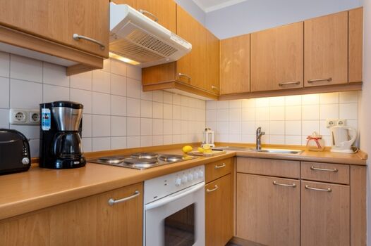 Die Küchenzeile mit Backofen.