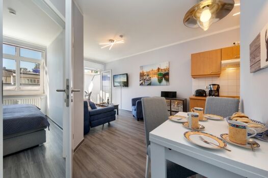 Das Wohnzimmer mit angrenzendem Schlafzimmer.