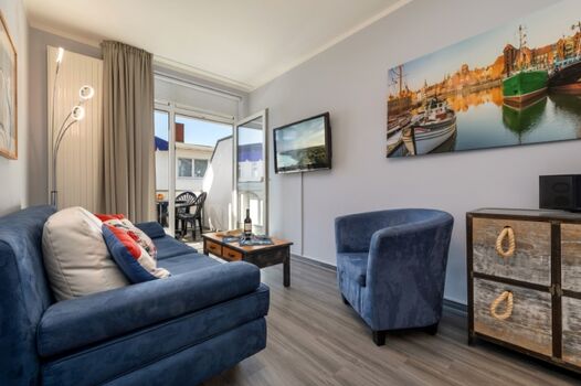 Das Wohnzimmer mit Austritt zum Balkon.