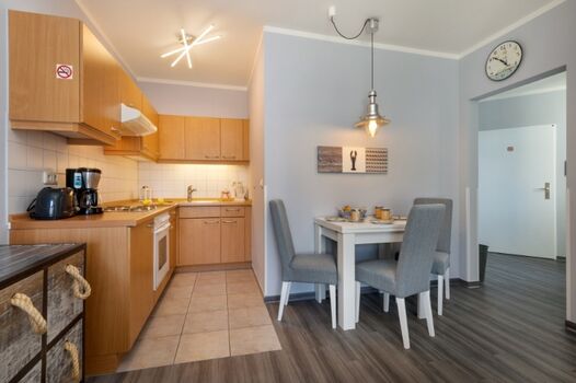 Die Küchenzeile mit Essbereich.