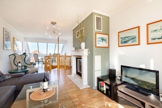 Das Wohnzimmer mit Meerblick aus bodentiefen Fenstern.