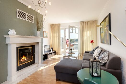 Das Wohnzimmer mit Austritt zum Südbalkon.