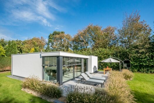 Der exklusive Bungalow, umgeben von Grün