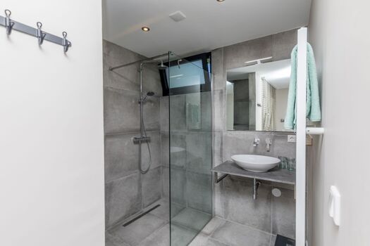 En Suite Badezimmer mit italienischer Dusche