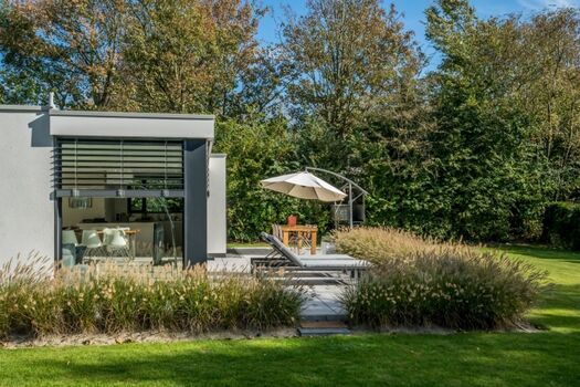 Die Terrasse mit Gartengruppe, Liegen und Sonnenschirm