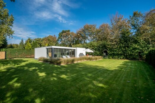 Der exklusive Bungalow, umgeben von Grün