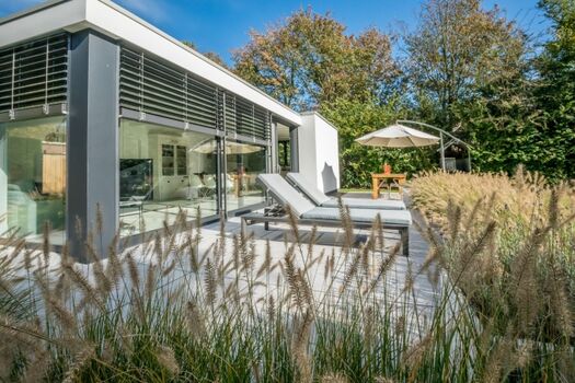 Die Terrasse mit Gartengruppe, Liegen und Sonnenschirm