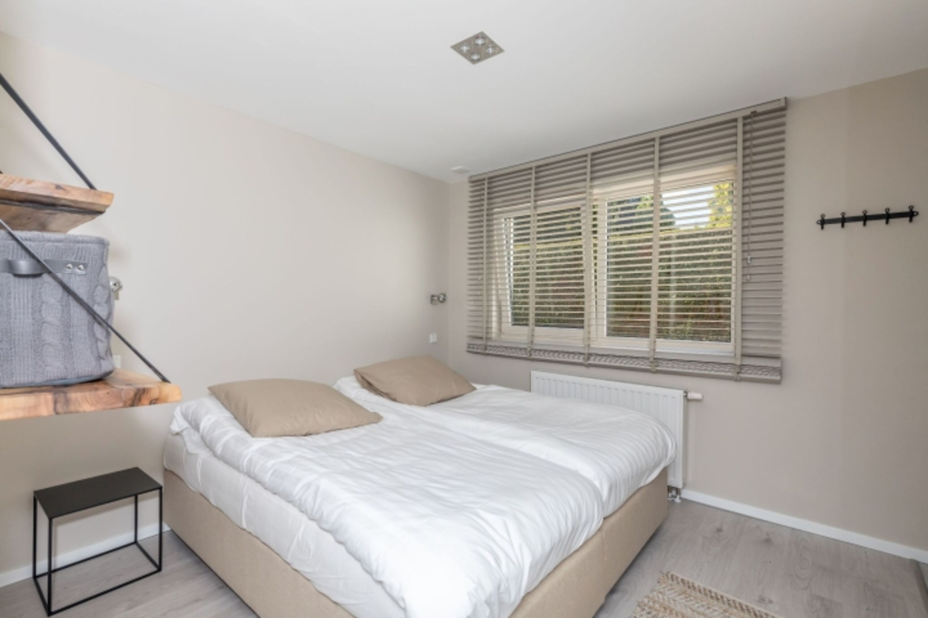 Das Hauptschlafzimmer mit Luxus-Boxspring