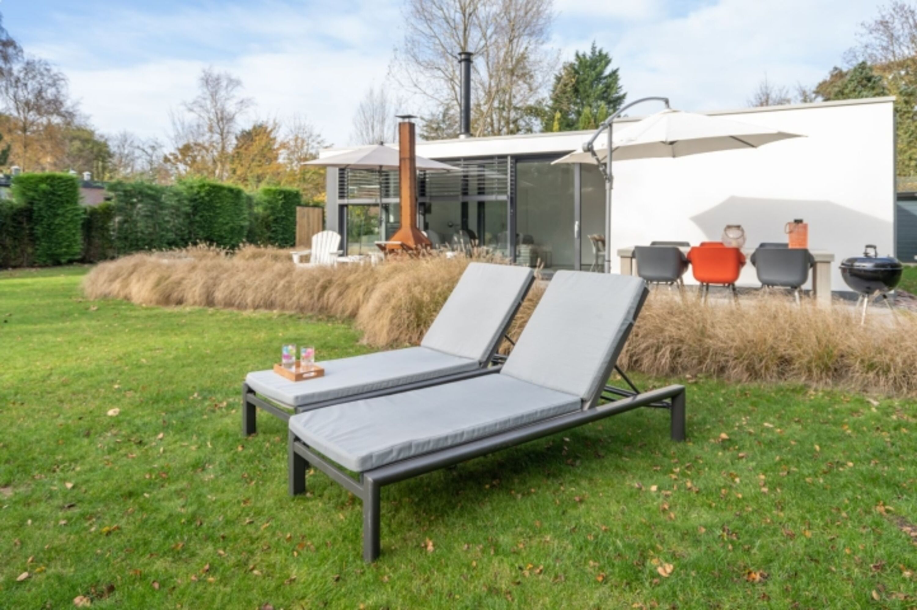 Sonniger Garten mit Liegen