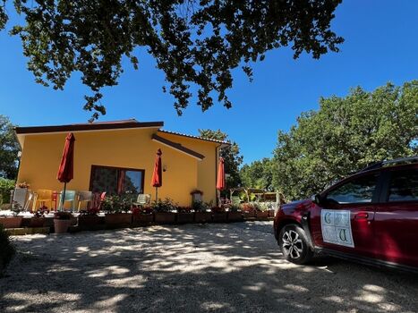 Parken innerhalb des umzäunten Grundstückes