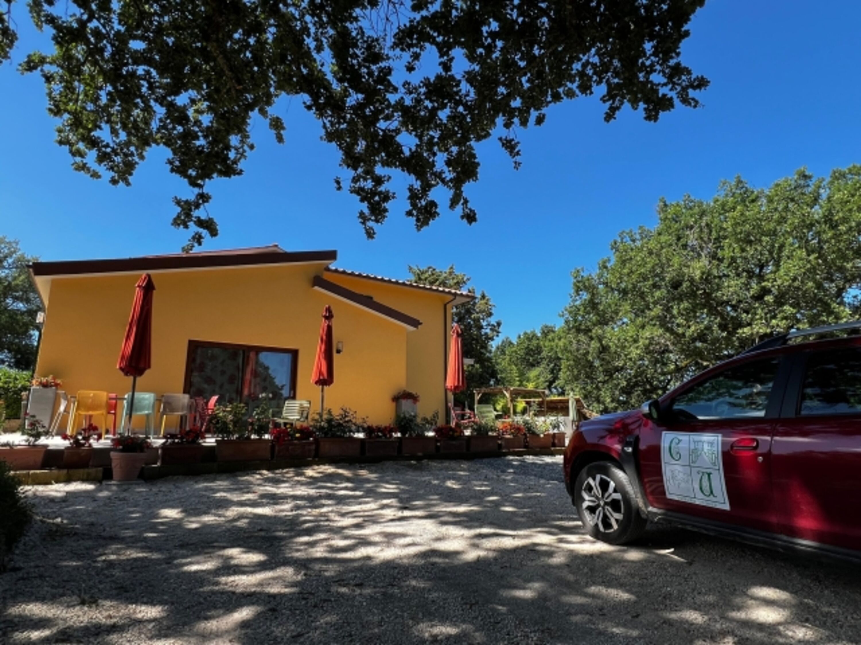 Parken innerhalb des umzäunten Grundstückes