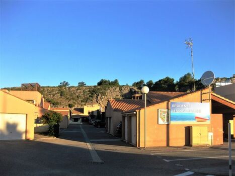 Einfahrt in die Anlage