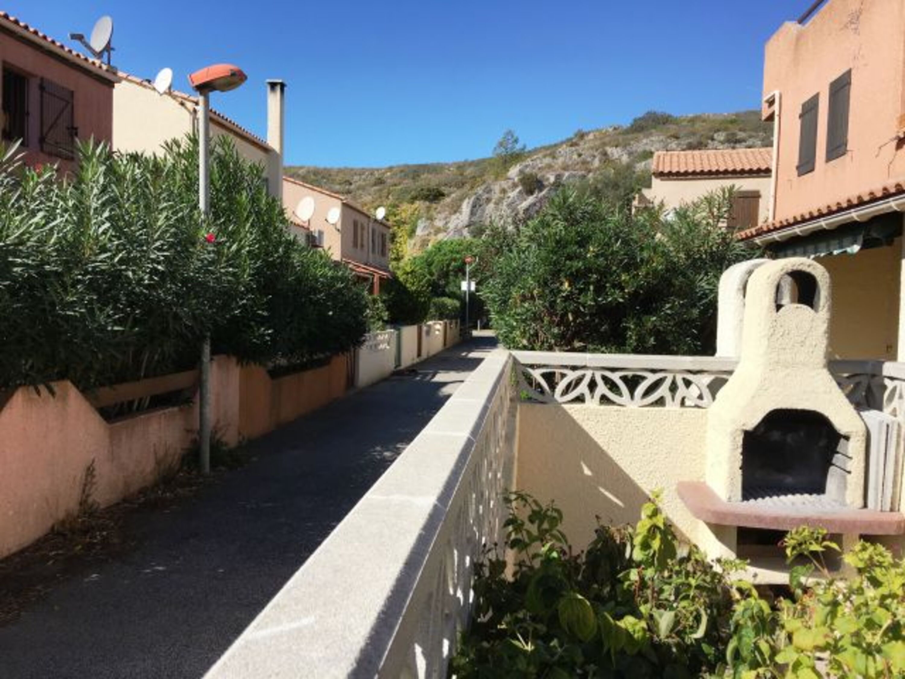 Fußweg von der Terrasse zum Park