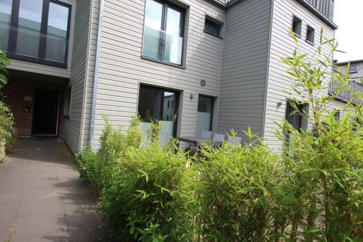 die große Terrasse hinter der Bambusbepflanzung, einStrandkorb steht auch schon bereit