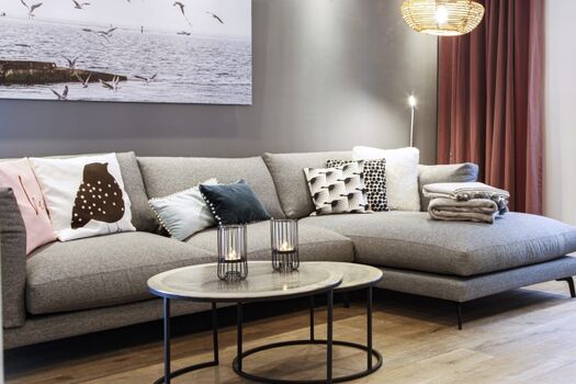 großes gemütliches Sofa mit Lounge