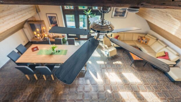 Der Wohnbereich von der Galerie aus gesehen