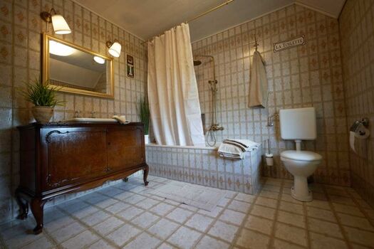 Badezimmer mit Badewanne/WC (1. Etage)