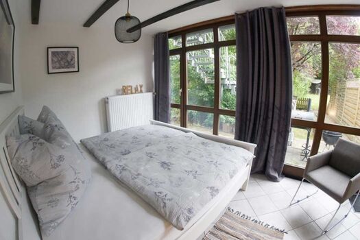 Schlafzimmer mit Doppelbett im Appartement