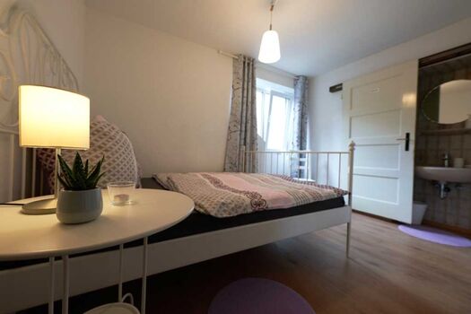 Schlafzimmer mit franz. Bett und eigenem Waschbecken