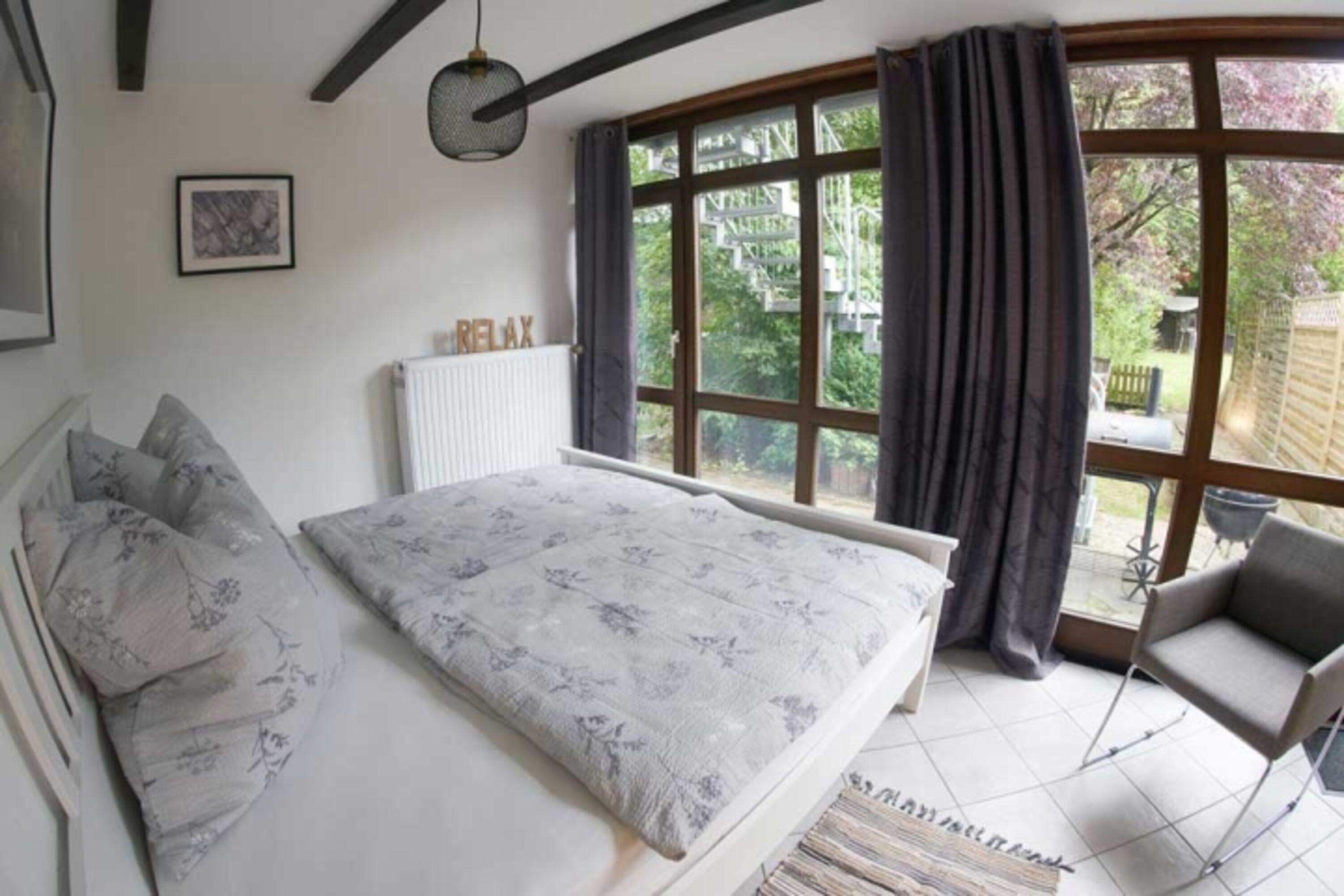 Schlafzimmer mit Doppelbett im Appartement