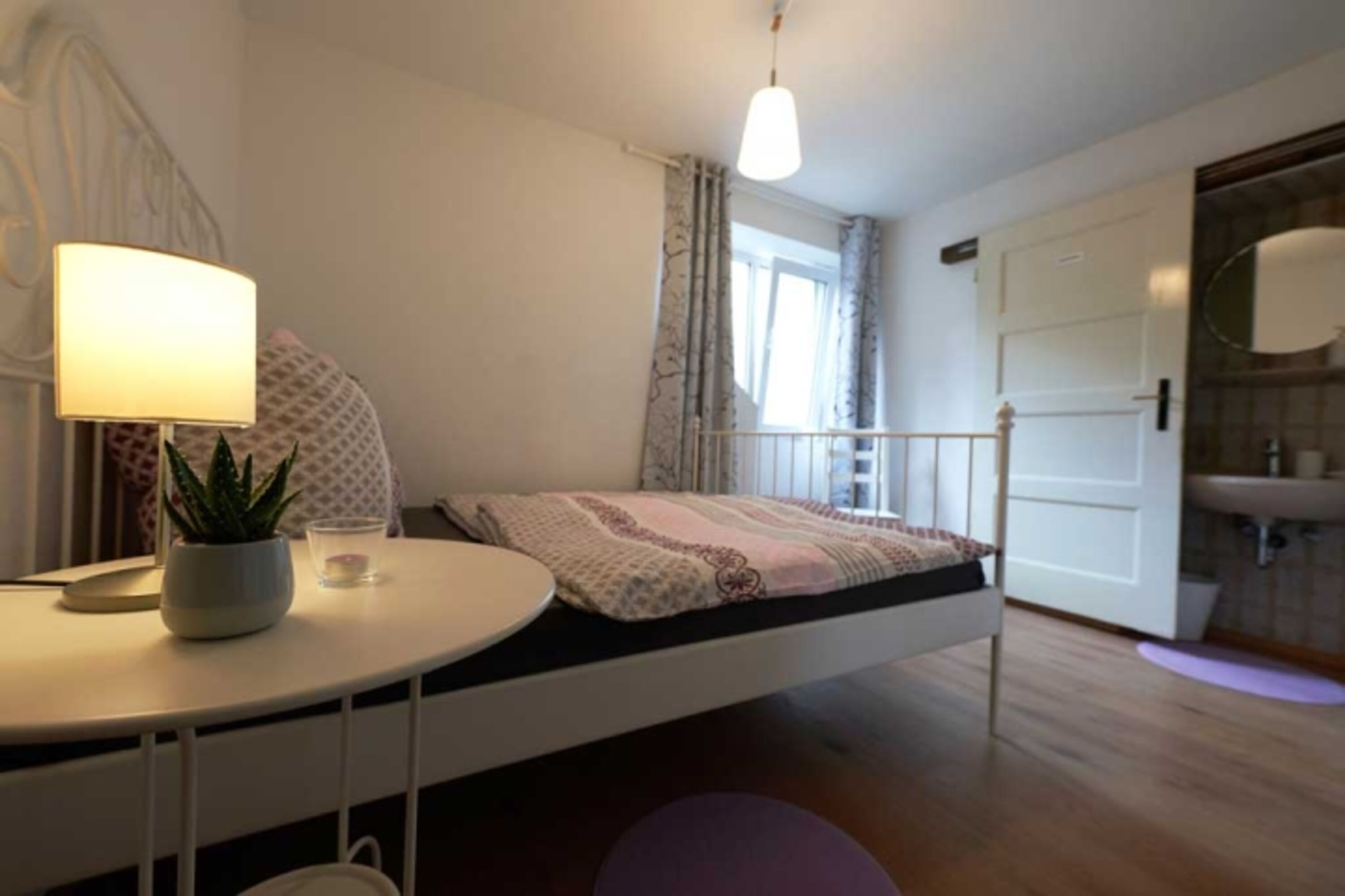 Schlafzimmer mit franz. Bett und eigenem Waschbecken